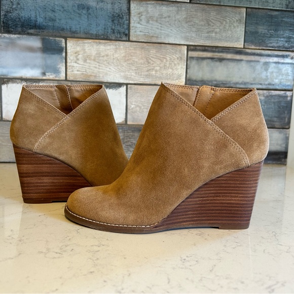 Lucky Brand Shoes - EUC Lucky Brand Yakeena Suede Wedge Ankle Booties 8.5/39